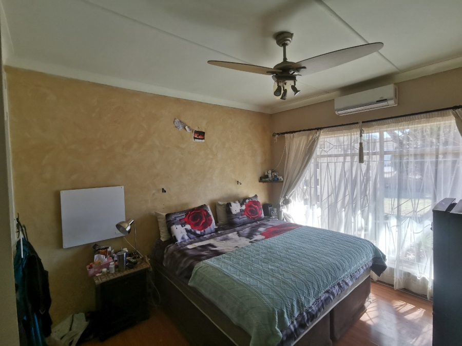 To Let  Bedroom Property for Rent in Flamwood North West